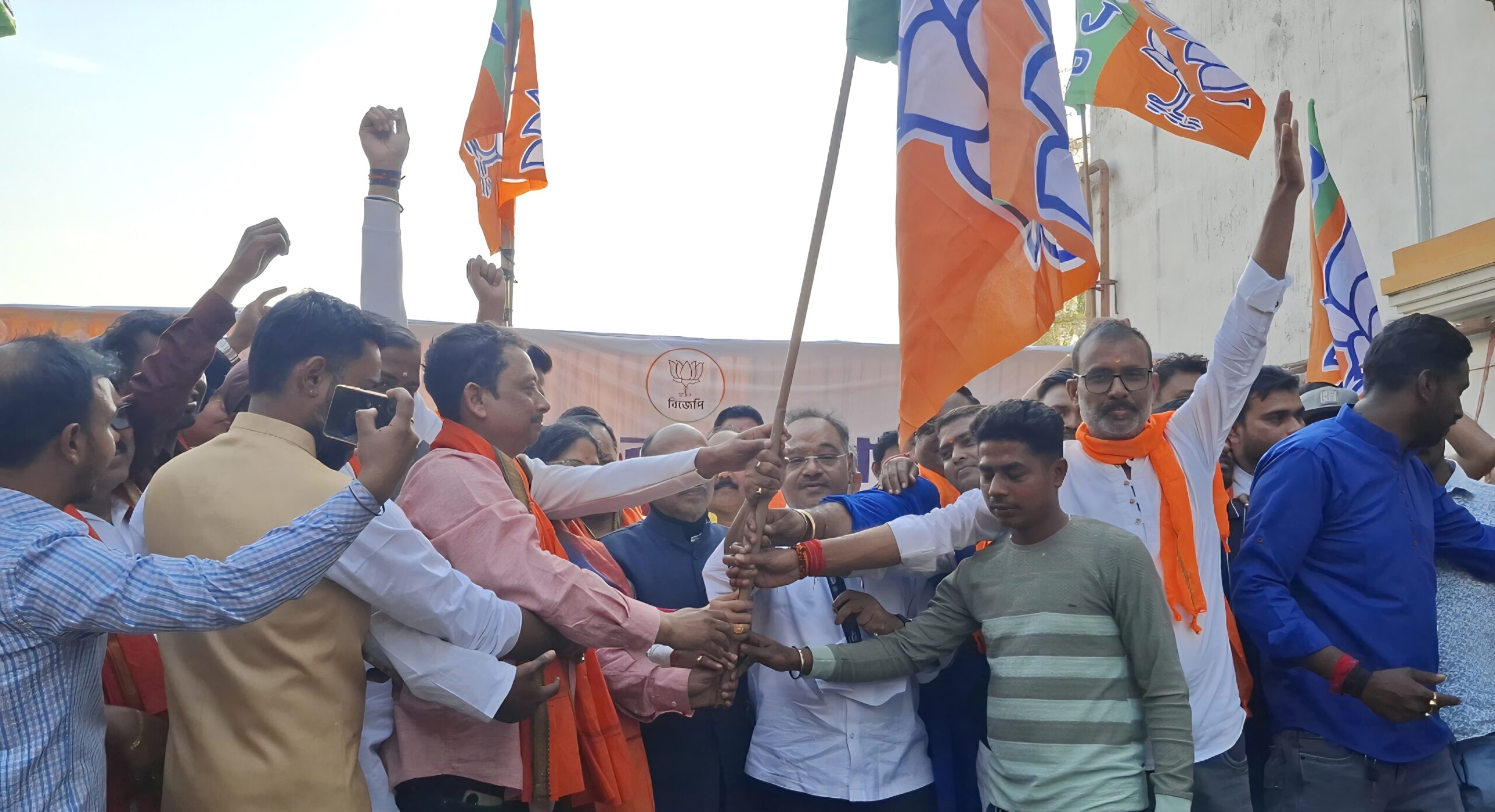 कुल्टी में टीएमसी और वाम दल के 1000 से ज्यादा नेता-कार्यकर्ता भाजपा में शामिल, चुनाव से पहले तेज हुई सियासी हलचल।