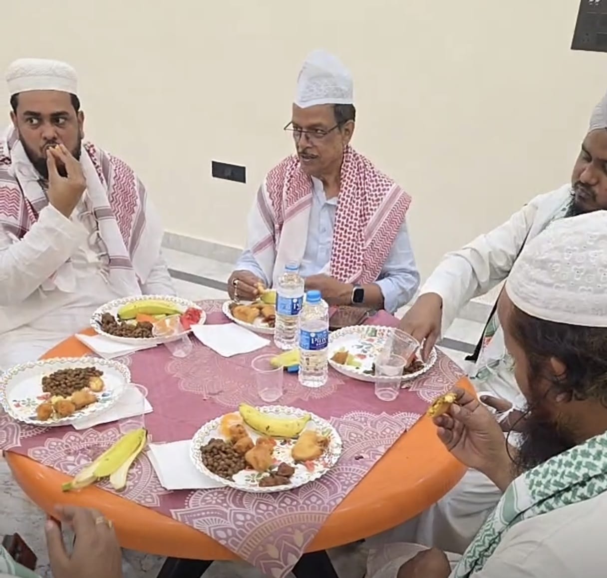 रेलपार के सफीना पैलेस में इफ्तार पार्टी का आयोजन, मंत्री मलय घटक हुए शामिल।