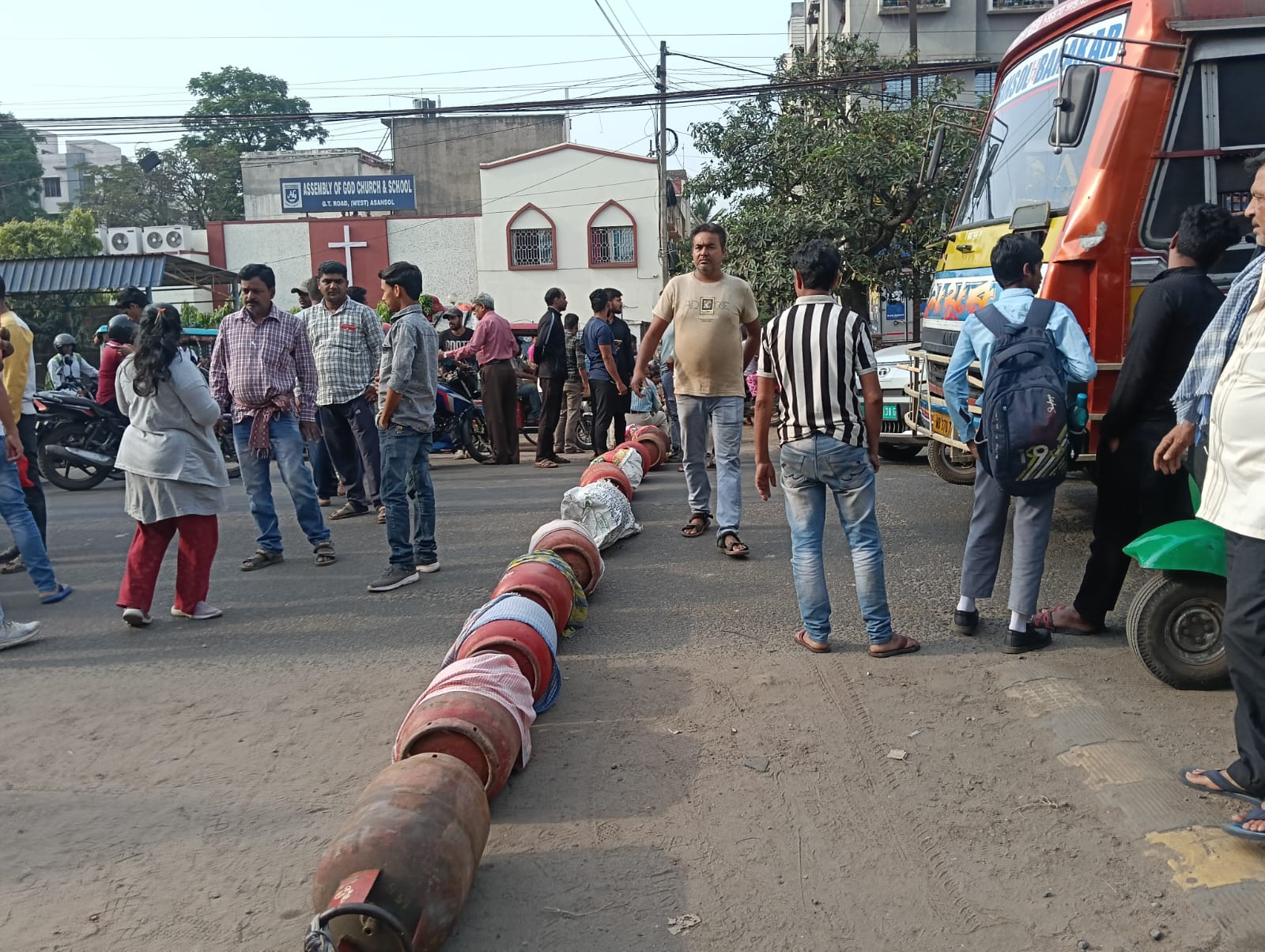 LPG News सिलेंडर न मिलने पर फूटा गुस्सा, सड़क जाम कर ग्राहकों का प्रदर्शन