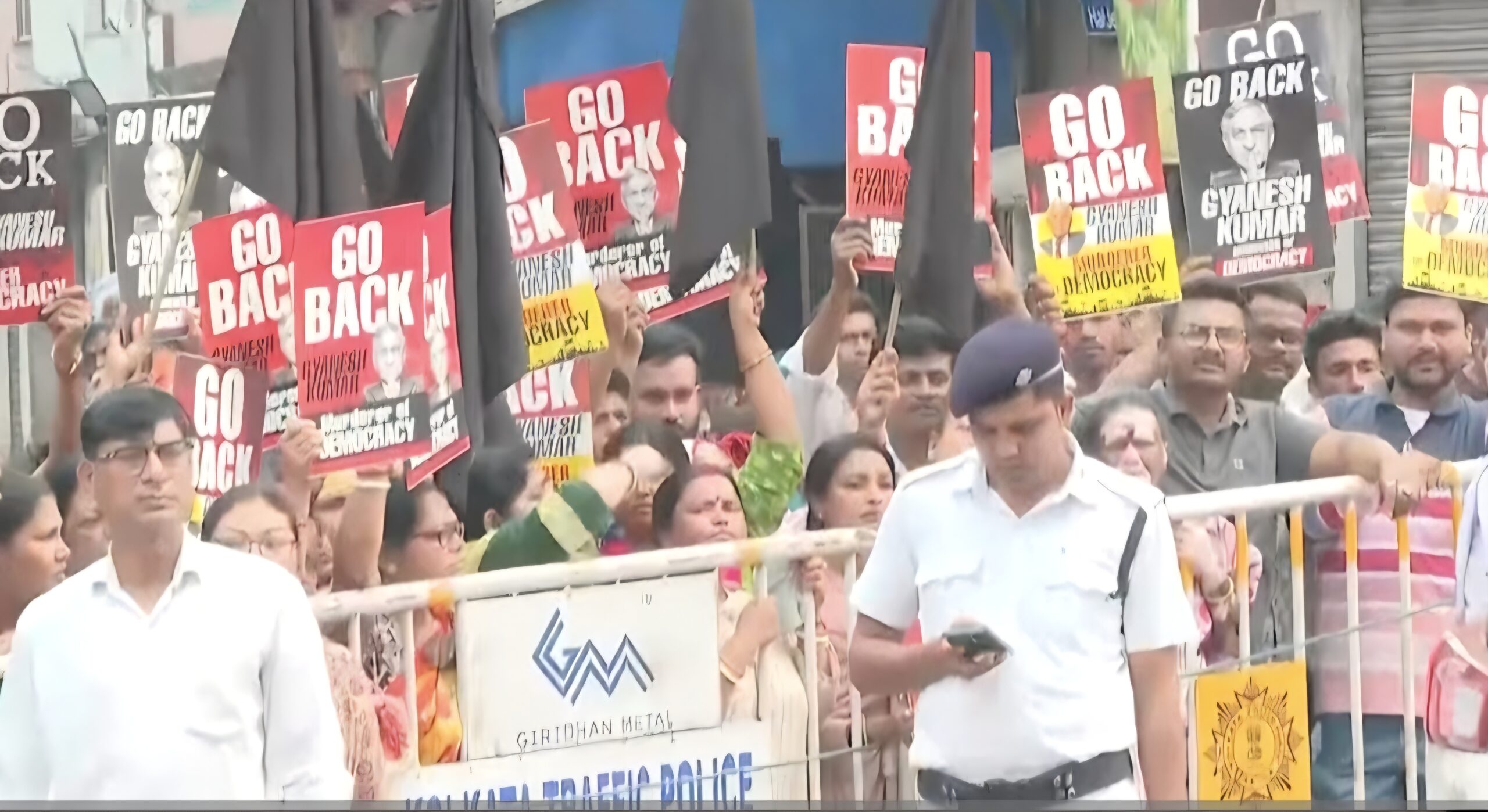 Go Back Gayanesh Kumar Slogan मुख्य चुनाव आयुक्त ज्ञानेश कुमार के खिलाफ कालीघाट में प्रदर्शन, काले झंडे दिखाकर लगे ‘गो बैक’ के नारे