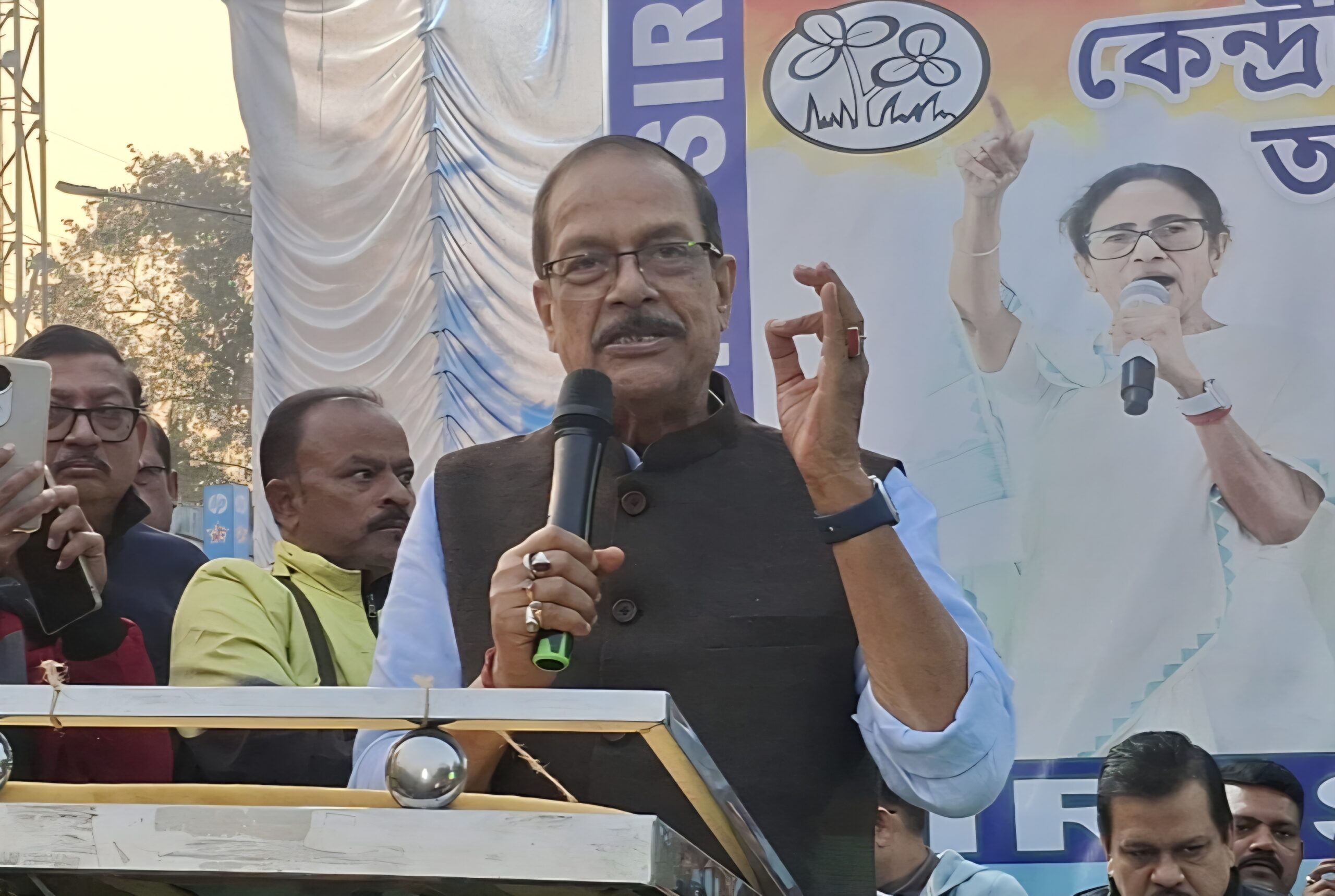 All India Trinamool Congress ने जारी की उम्मीदवारों की सूची, आसनसोल उत्तर से मलय घटक को फिर मिला टिकट, समर्थकों में खुशी।