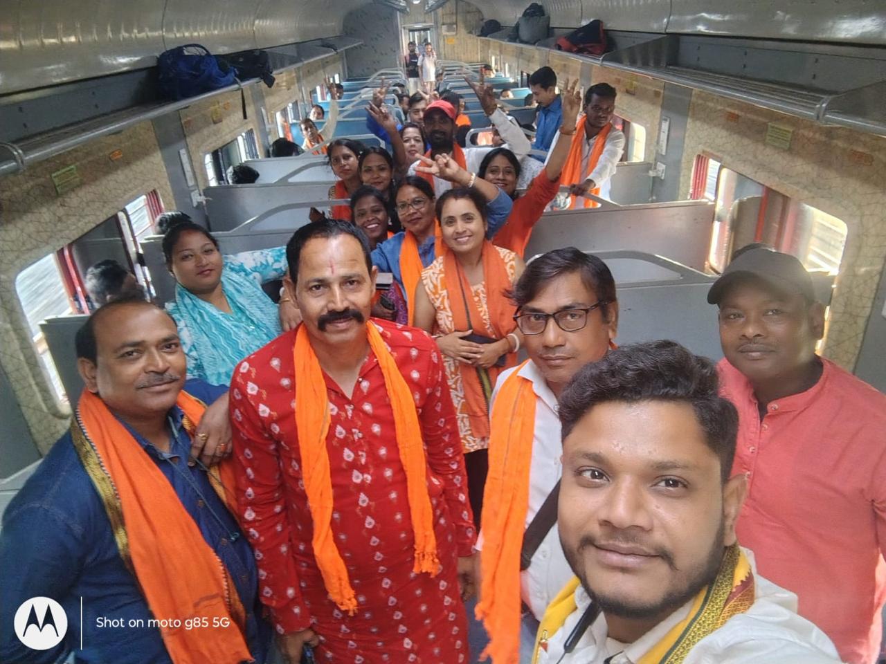 West Bengal BJP CM शपथ ग्रहण समारोह स्थल पर पहुंच रहे भाजपा कार्यकर्ता जयश्रीराम के नारों के साथ।