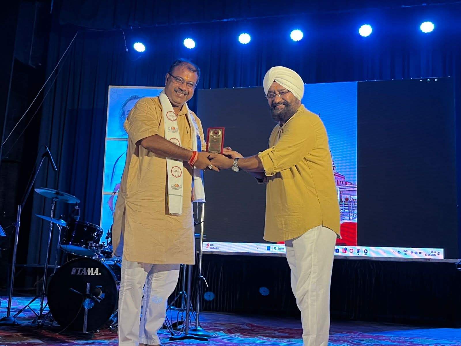 आसनसोल के रबिंद्र भवन में भजन संध्या, विधायक कृष्णदू मुखर्जी हुए सम्मानित कहा सत्ता परिवर्तन से पहले लोग प्रेसर कुकर की तरह प्रेसर में थे