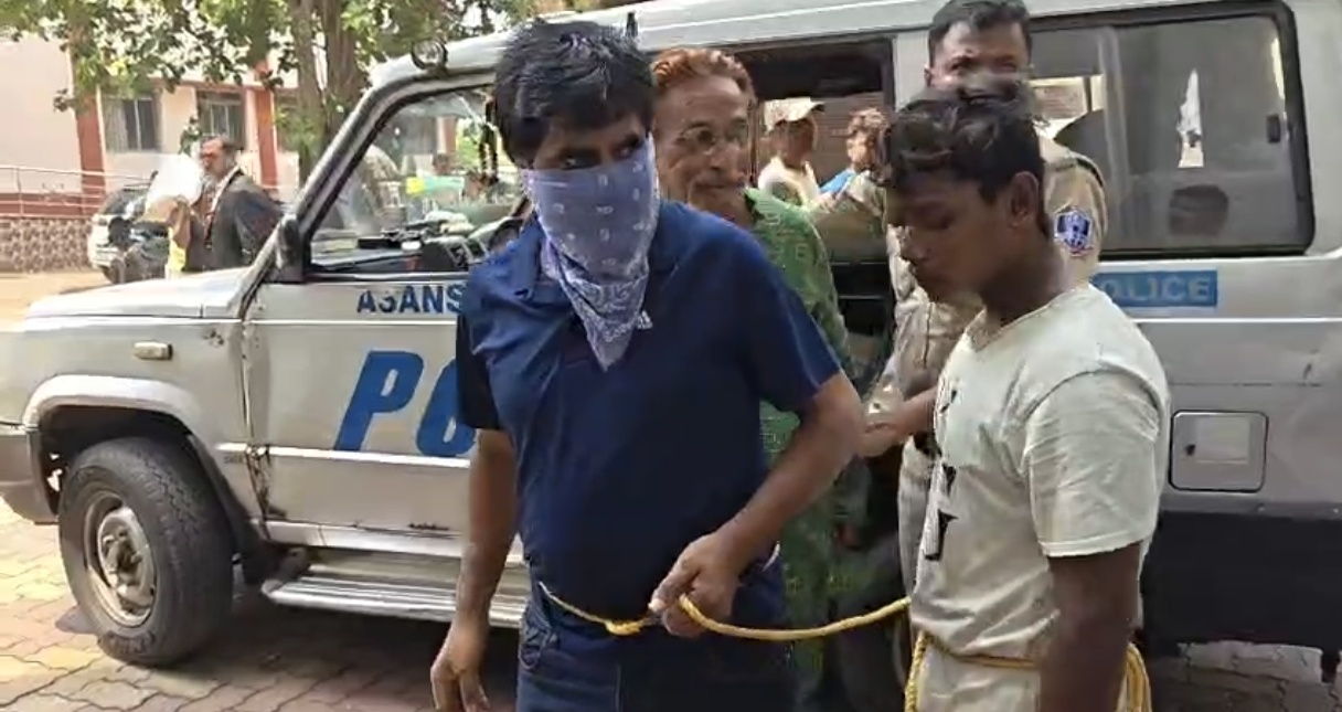 चेहरे को रुमाल से ढक मीडिया से बचता डामरा बालू घाट तस्करी का सरगना विवेक चक्रवर्ती फिर कोर्ट में पेश, अवैध बालू सिंडिकेट से जुड़े लोगों की तलाश तेज