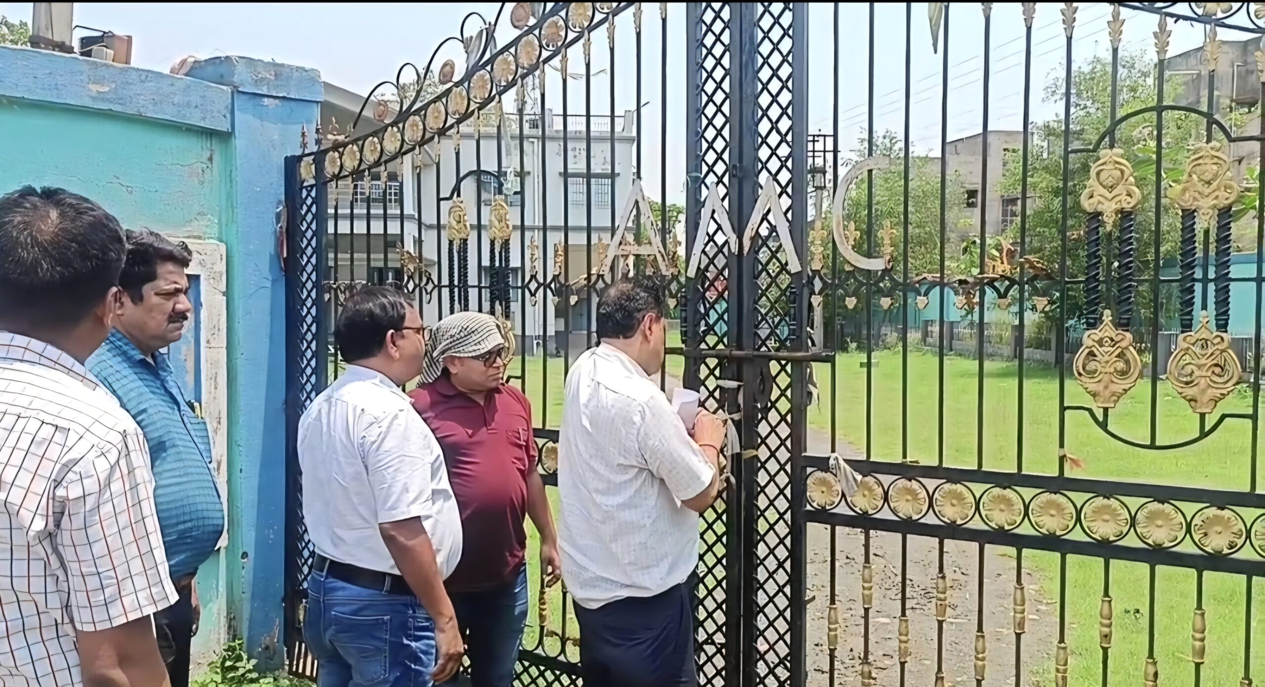 आसनसोल नगर निगम ने सागुन मैरिज हॉल को TMC पार्षद से कब्जा मुक्त करवाया ताला तोड़कर शुरू हुई कार्रवाई