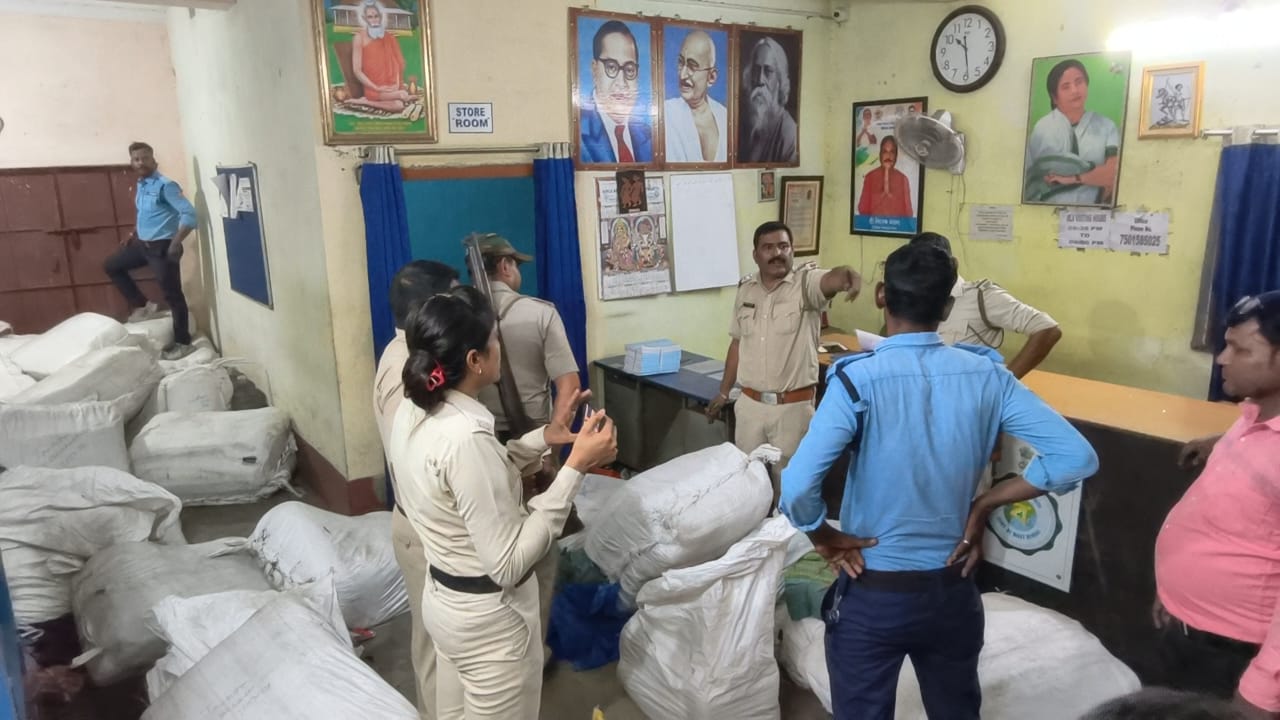जामुड़िया में पूर्व टीएमसी विधायक हरे राम सिंह के कार्यालय पर पुलिस की छापेमारी, भारी मात्रा में सरकारी सामग्री बरामद