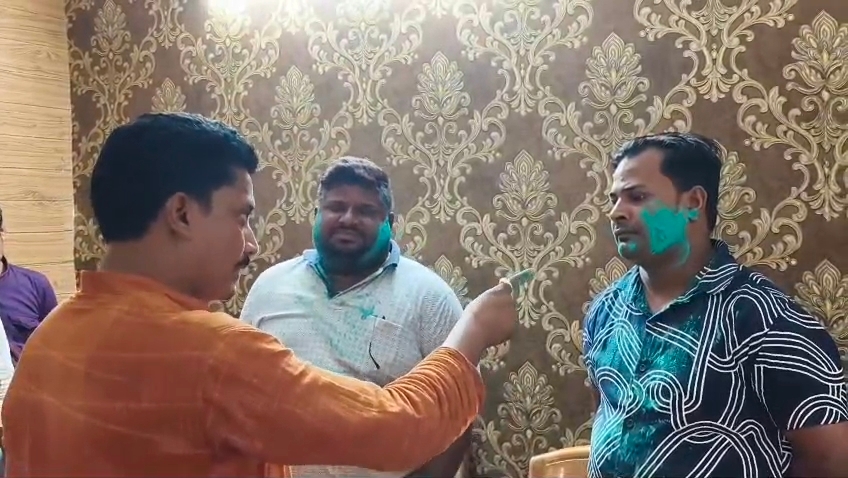 TMC के कथित ‘तोलाबाज’ नेता को BJP में नहीं मिली एंट्री, अभिजीत राय ने हरा अबीर लगाकर लौटाया