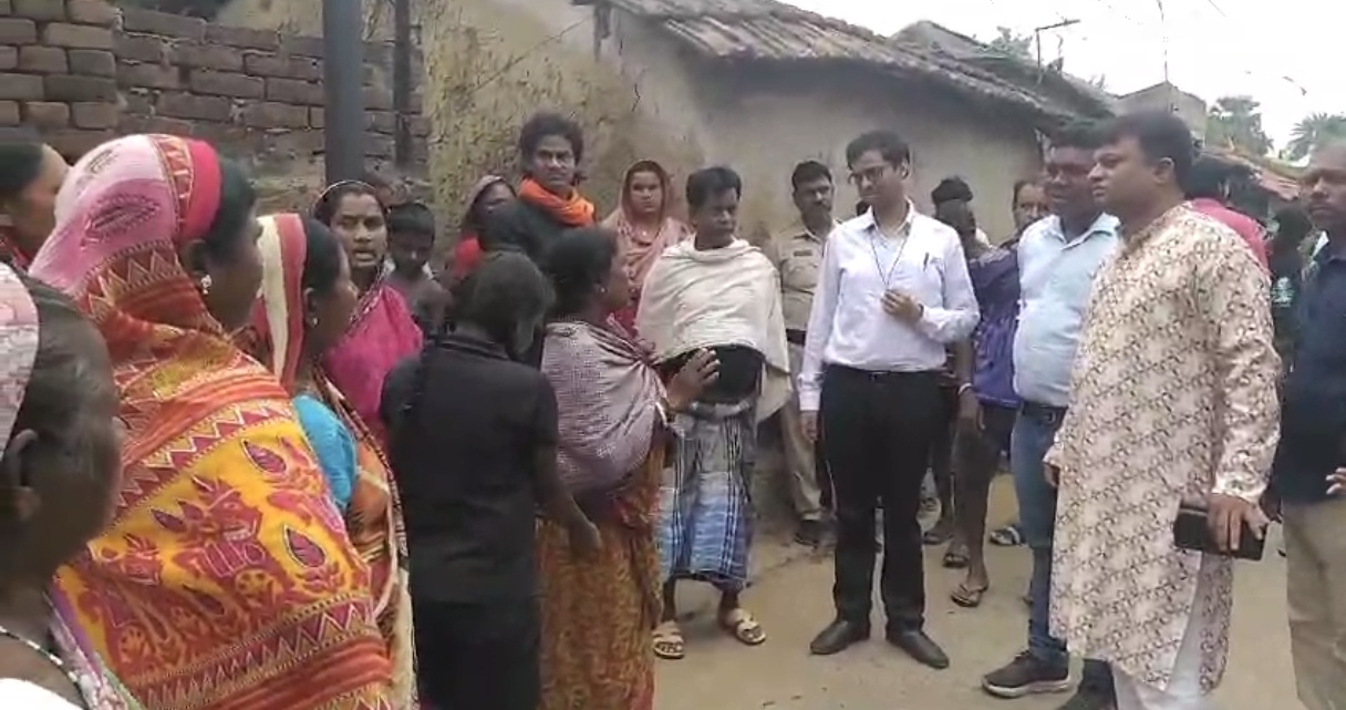 पानी के लिए महिलाओं का फूटा गुस्सा, 58 वार्ड के पूर्व पार्षद पर वादाखिलाफी का आरोप; बाउरीपाड़ा में गहराया जल संकट