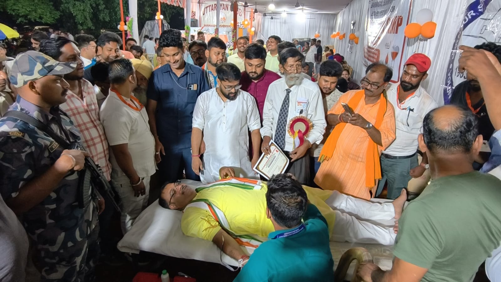 जन्मदिन पर रक्तदान कर भाजपा विधायक कृषनेन्दु मुखर्जी ने दिया मानवता का संदेश