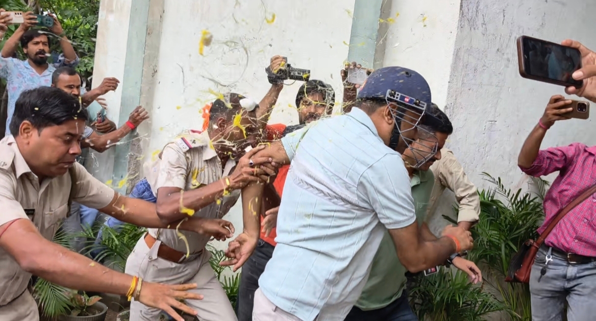 बाराबनी के तृणमूल नेता विजय सिंह उर्फ भोला सिंह गिरफ्तार, अदालत ले जाते समय अंडा हमला और ‘चोर-चोर’ के नारे 6 दिनों की रिमांड