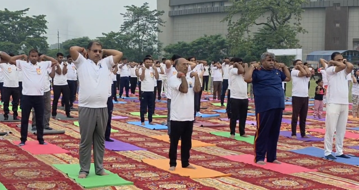International Yog Day विश्व योग दिवस पर आसनसोल में सामूहिक योगाभ्यास, मंत्री डॉ. अजय पोद्दार समेत हजारों लोगों ने लिया हिस्सा ,गुंजन पार्क में पुलिस का आयोजन 