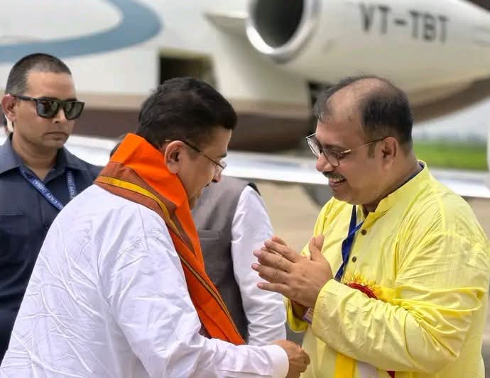 हूल दिवस कार्यक्रम से पहले अंडाल एयरपोर्ट पहुंचे शुभेंदु अधिकारी, भाजपा विधायकों ने किया स्वागत