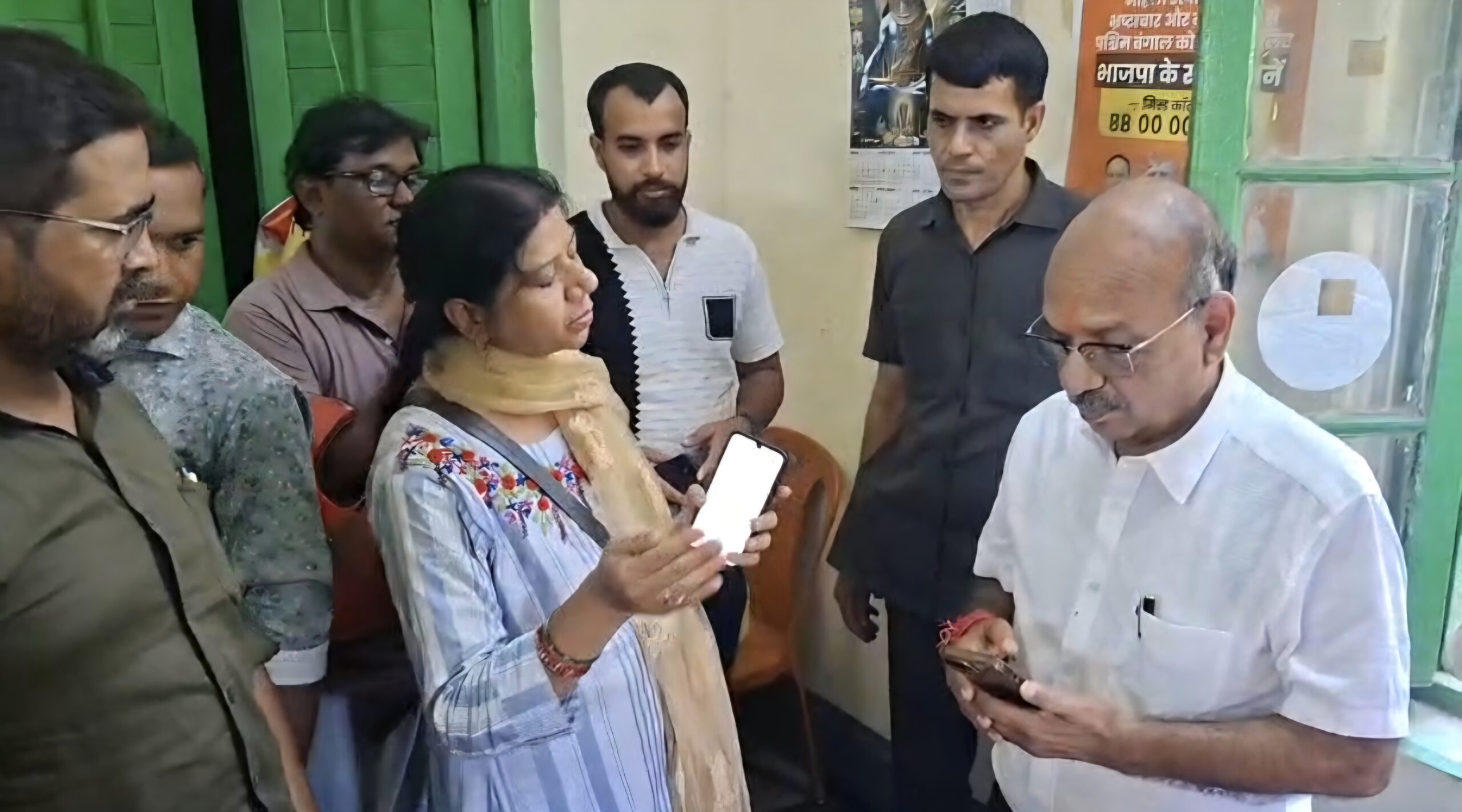 भय Out भरोसा In: कुल्टी के जनता दरबार में मंत्री डॉ अजय पोद्दार का समस्याओं का त्वरित समाधान, लोगों में बढ़ा विश्वास।