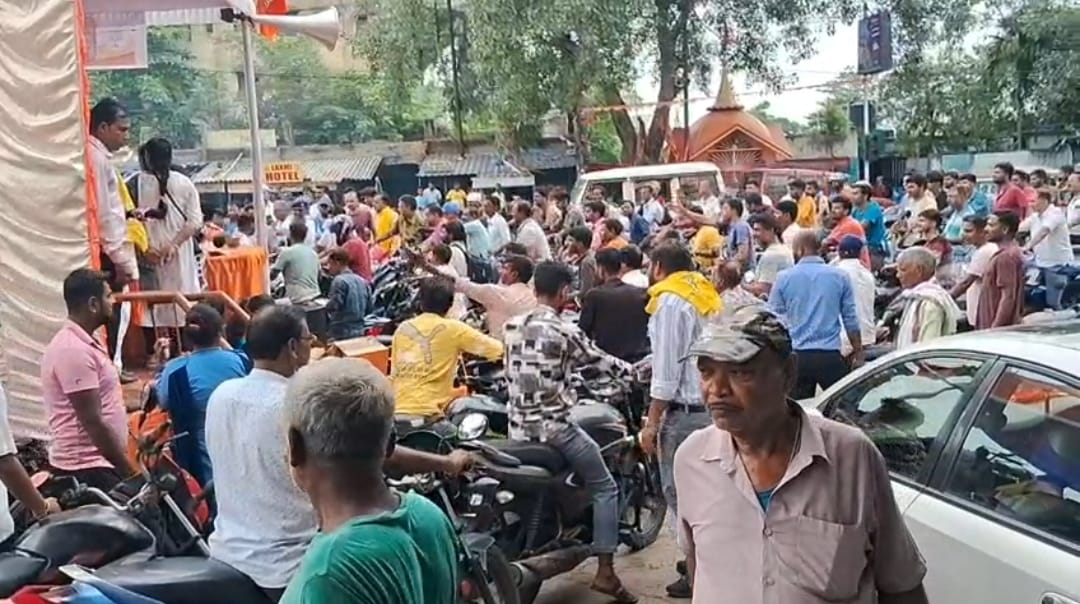 आसनसोल हेलमेट वितरण कार्यक्रम पर उठे सवाल, सड़क जाम से लोगों को हुई परेशानी।