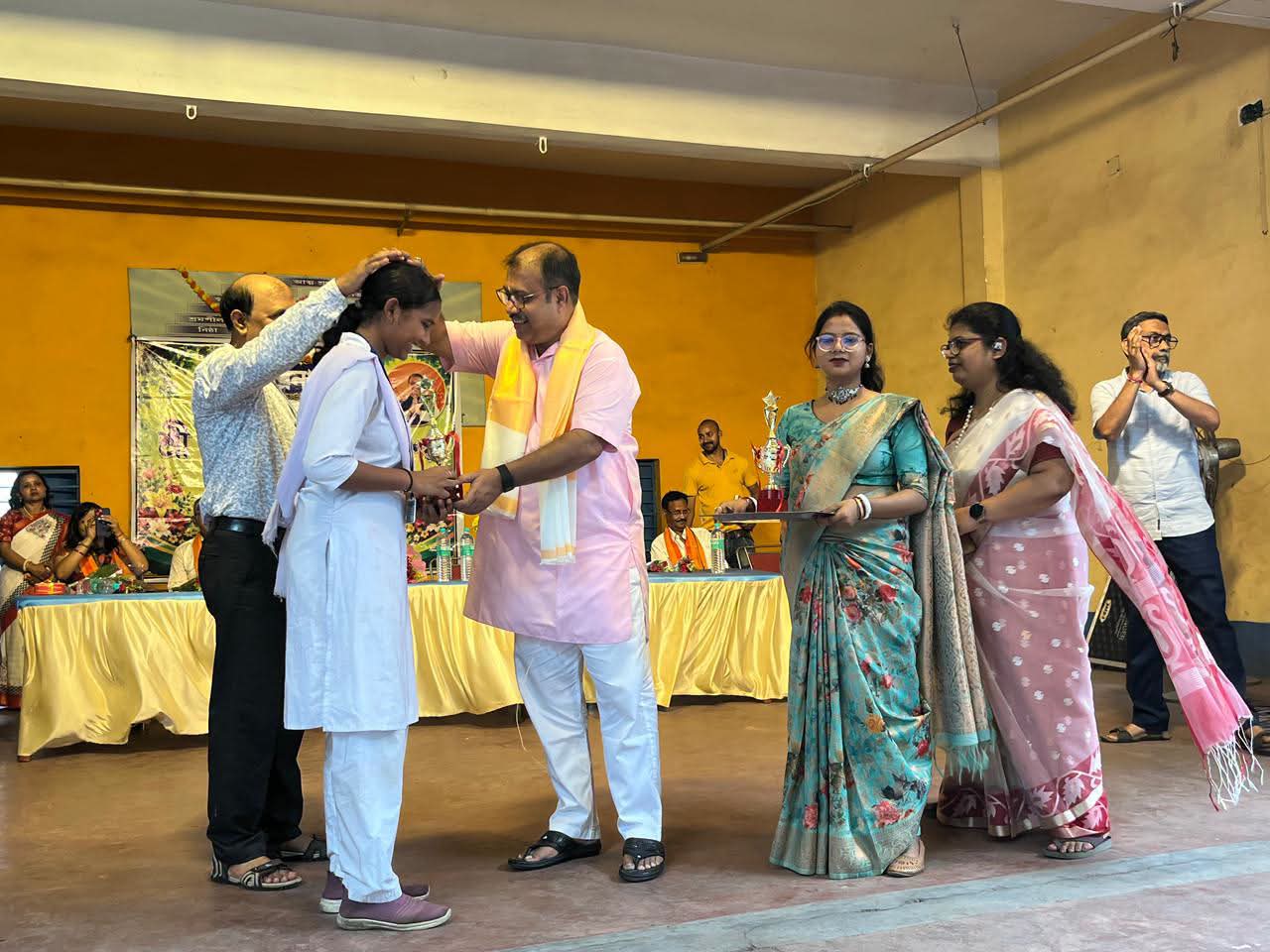 डॉ. श्यामा प्रसाद मुखर्जी के जन्मदिवस पर सप्ताहभर चल रहे कार्यक्रमों के बीच भाजपा विधायक कृष्णेंदु मुखर्जी ने मेधावी विद्यार्थियों को किया सम्मानित