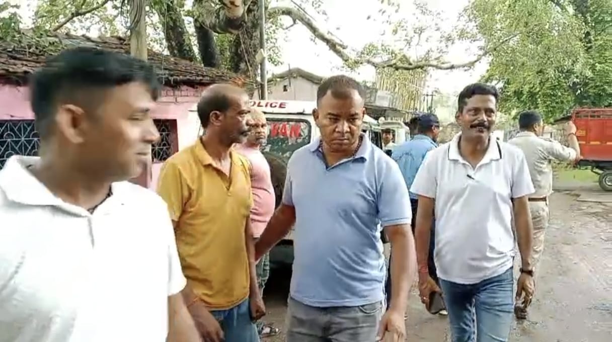 आसनसोल में अवैध लोहा कारोबार पर पुलिस की बड़ी कार्रवाई, तीन थाना क्षेत्रों में देर रात छापेमारी