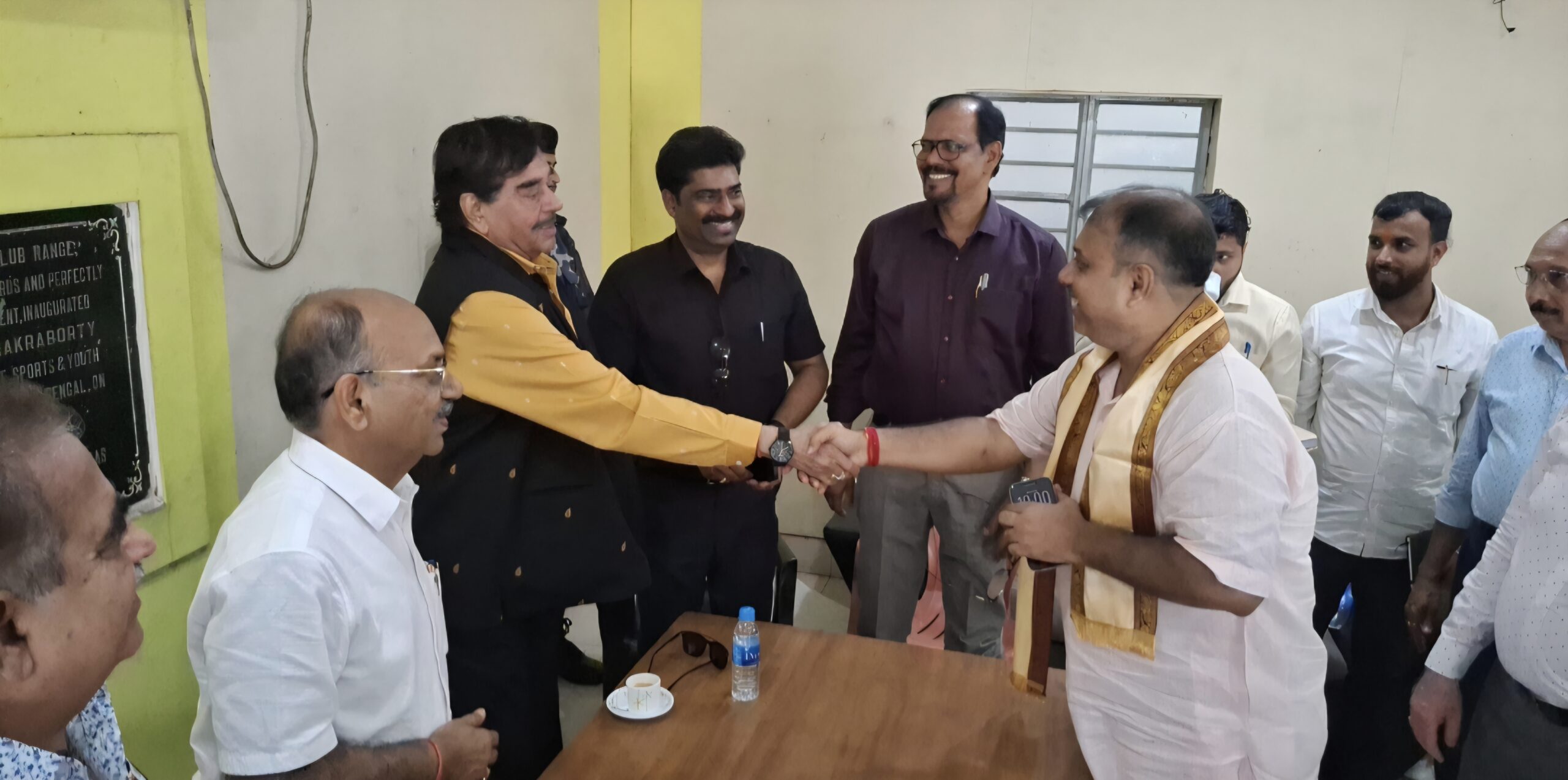 आसनसोल में दिखी नई राजनीतिक तस्वीर, भाजपा नेताओं ने किया तृणमूल सांसद शत्रुघ्न सिन्हा का स्वागत, विकास पर साथ मिलकर काम करने की कही बात।